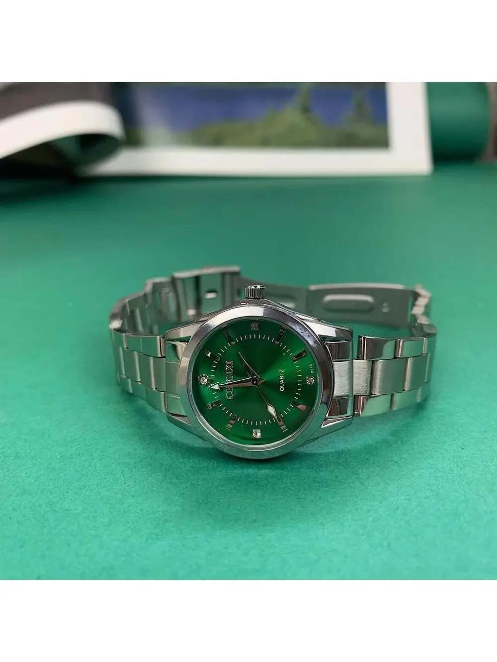 Y2k style Silver Classy Quartz Round Green Stainless Steel Watch. Stainless stee